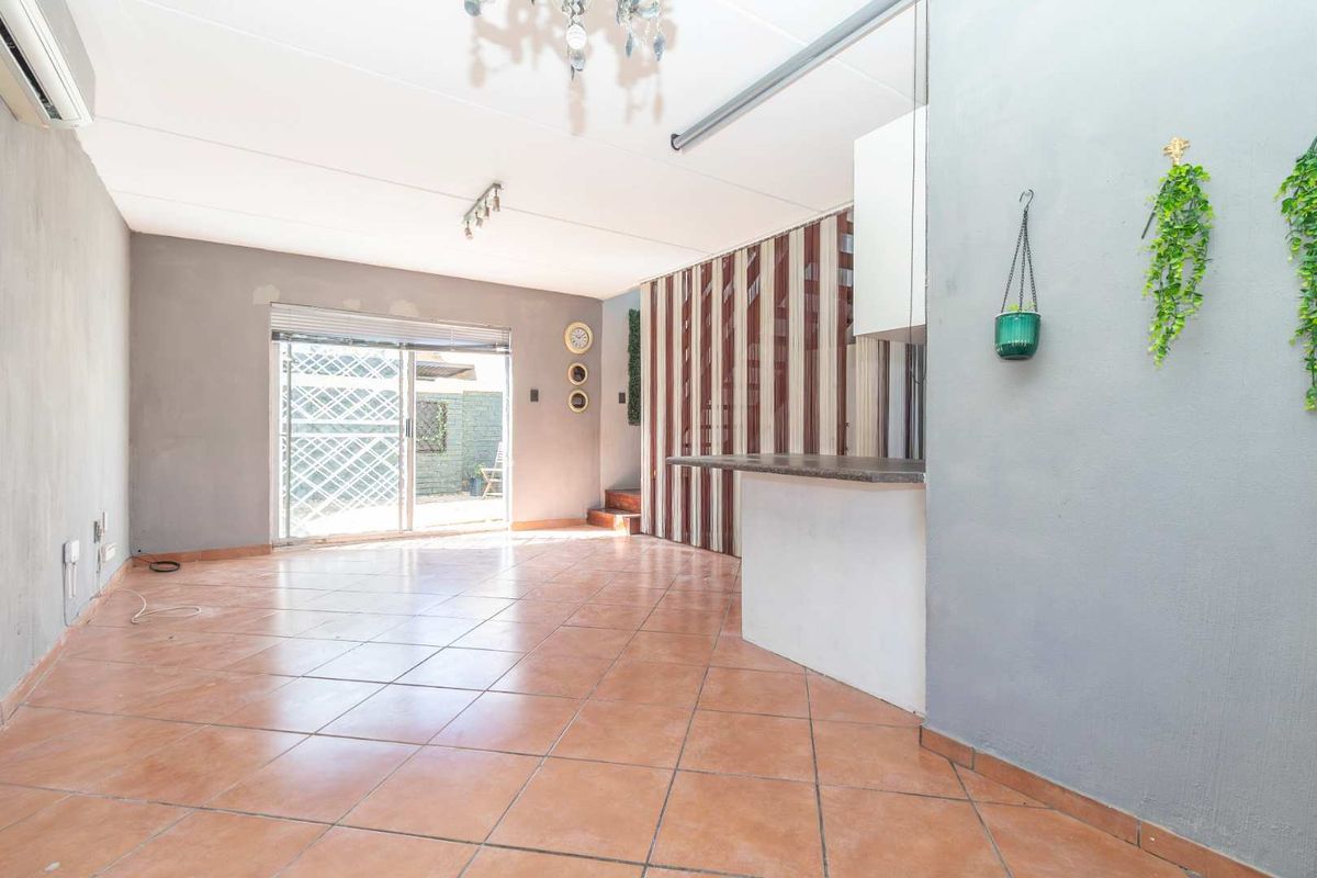 Secure, stylish Duplex Townhouse. - Photo 3