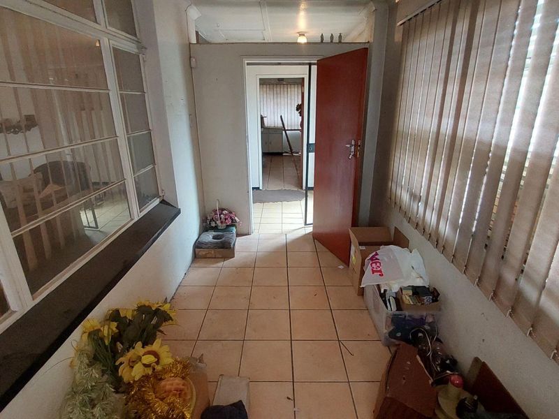 Transform & Personalize This Generous Vintage Space! - Photo 3