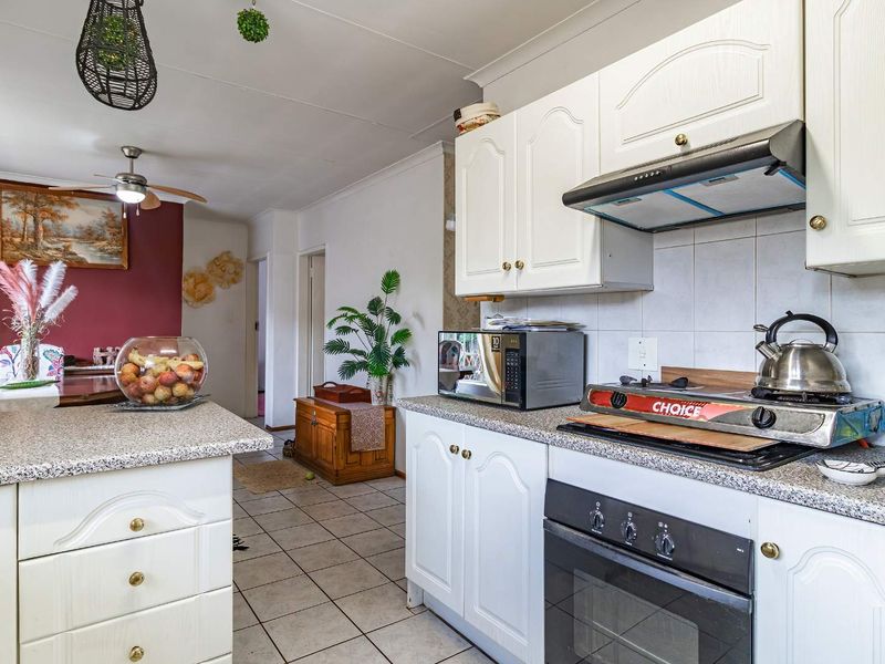 Spacious 2 Bedroom unit with beautiful garden in Doornpoort - Photo 4