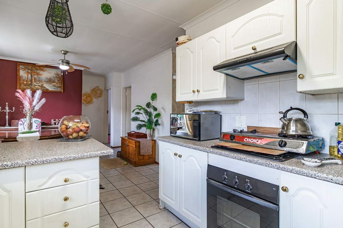 Spacious 2 Bedroom unit with beautiful garden in Doornpoort - Photo 4