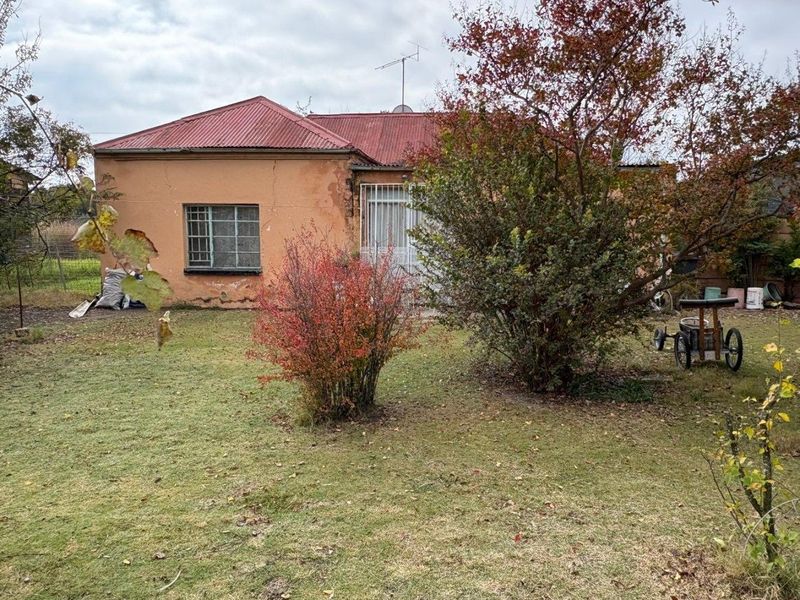 A Home with Endless Potential – Renovator’s Dream on a Spacious 2131m2 Stand - Photo 1