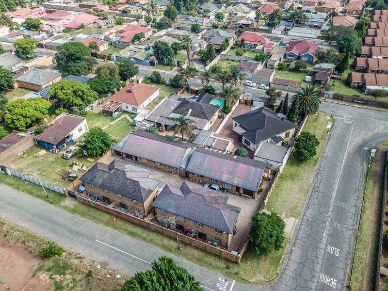 One of a kind - 8 home compound with 34 private rooms and multiple dwellings for sale in The Hill, Johannesburg South - Photo 3