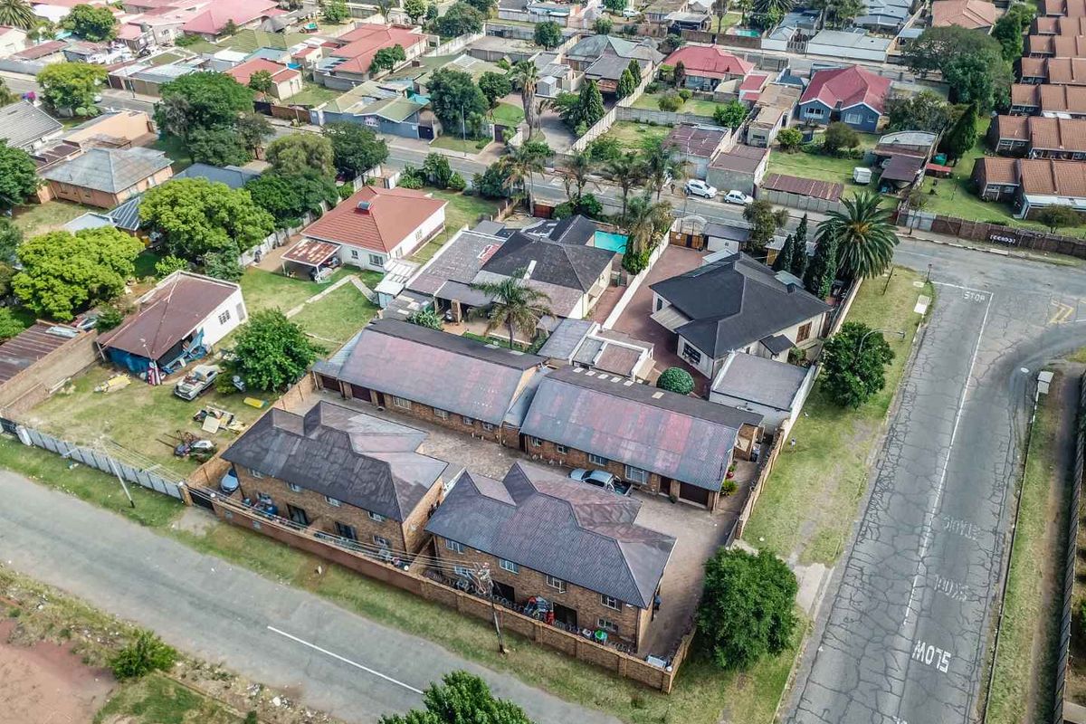 One of a kind - 8 home compound with 34 private rooms and multiple dwellings for sale in The Hill, Johannesburg South - Photo 3