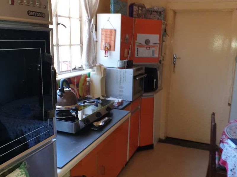 Large home in Selection Park - Photo 6