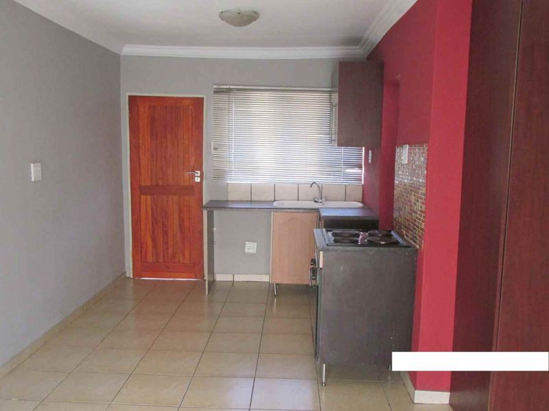 BACHELOR FLAT TO RENT IN LYTTLETON MANOR - Photo 4