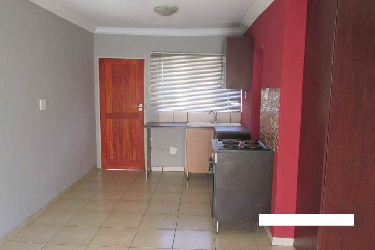 BACHELOR FLAT TO RENT IN LYTTLETON MANOR - Photo 4