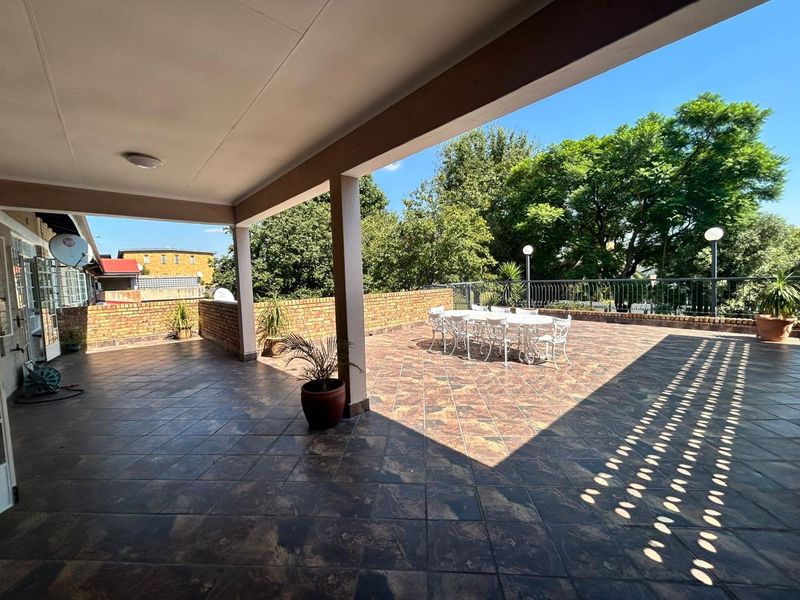 Want to live in a complex without sacrificing entertainment space? Then this one is for you! - Photo 2