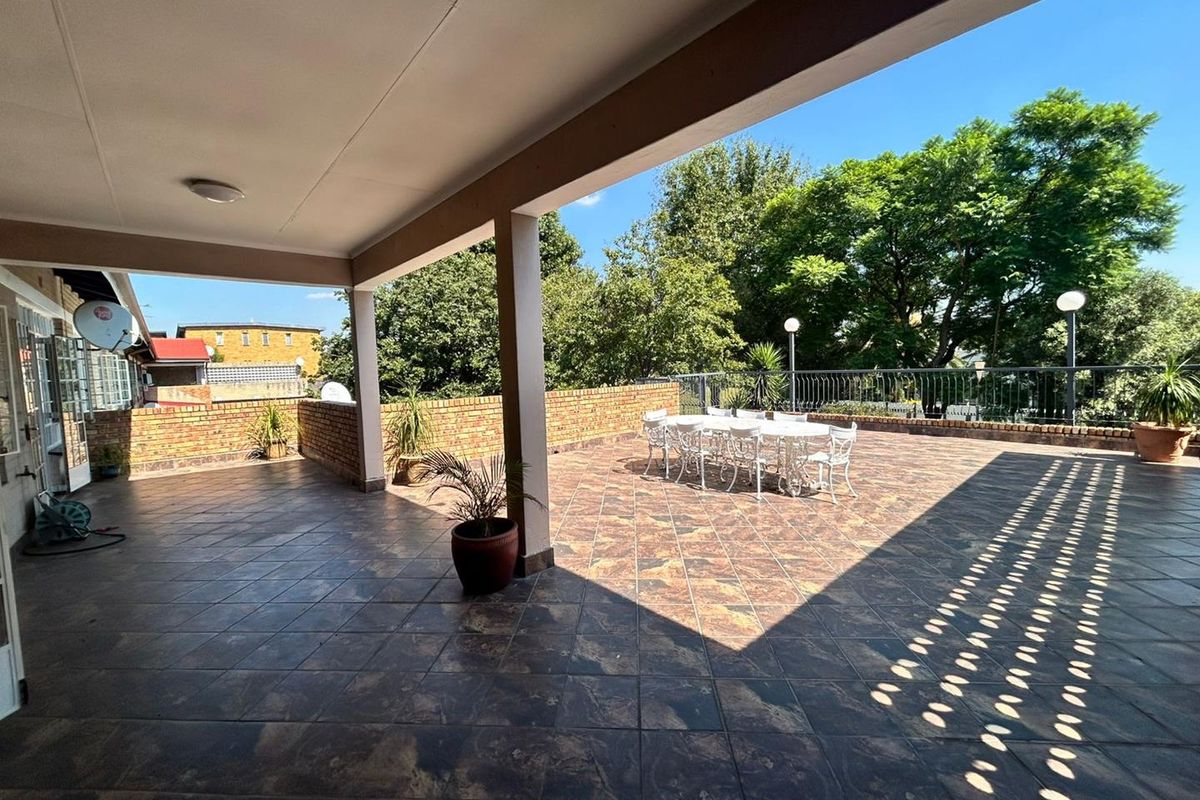 Want to live in a complex without sacrificing entertainment space? Then this one is for you! - Photo 2