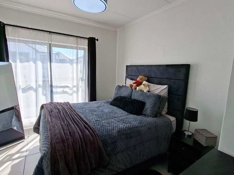 Lovely 1 bedroom, 1 bathroom, top floor apartment for sale in Petervale - Photo 7