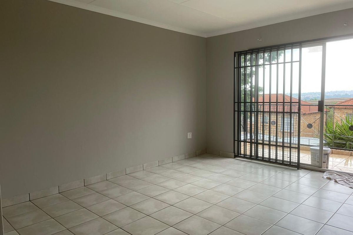 Stunning apartment with 2 beds and 2 bathrooms To Let in Little Falls - Photo 2