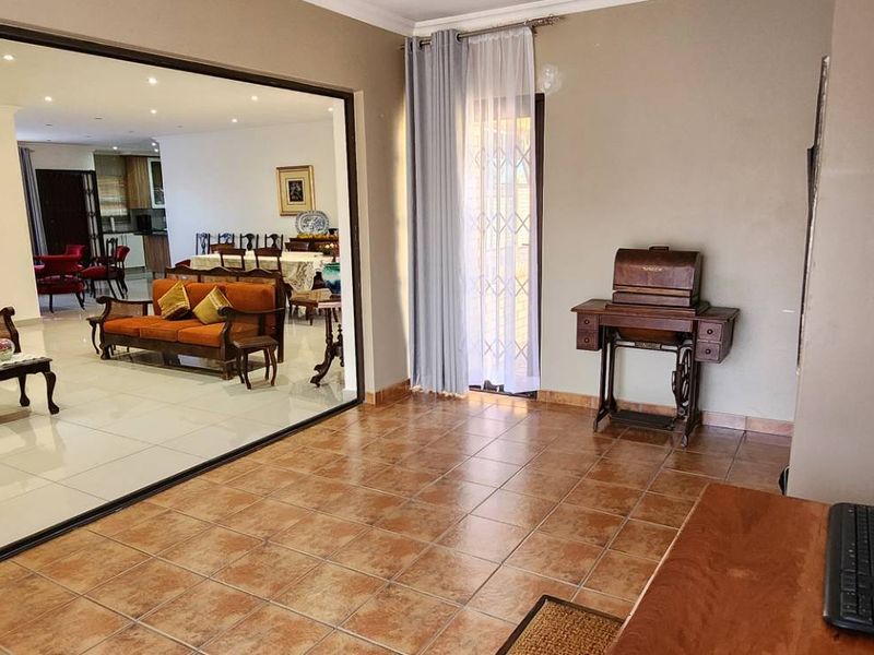 Modern Comfort Meets Space — Stylish 3-Bed Townhouse in New Redruth - Photo 10