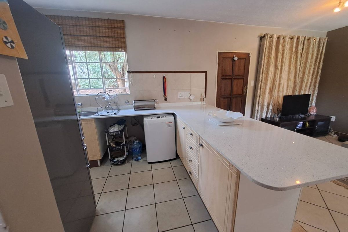 BEAUTIFUL GROUND FLOOR UNIT FOR SALE IN ECO PARK ESTATE! - Photo 5