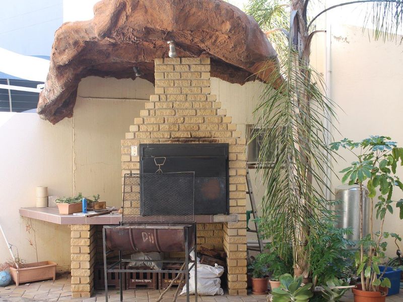 STUNNING MODERN DOUBLE-STOREY HOME FOR SALE IN CIMBEBASIA. - Photo 2