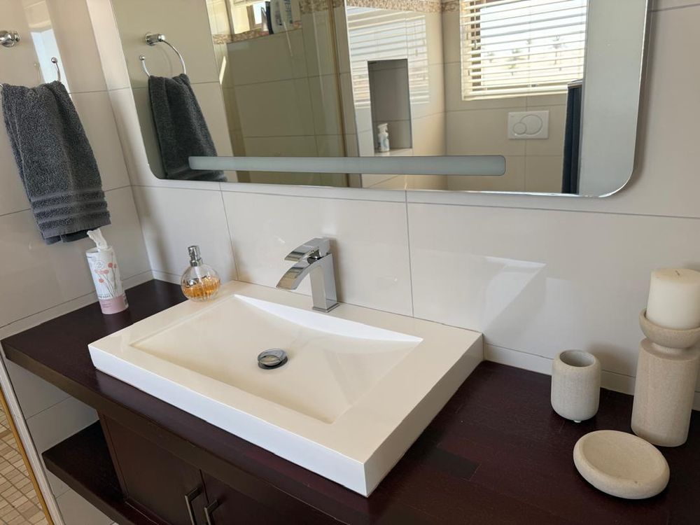 Bedroom 2 en-suite bathroom 