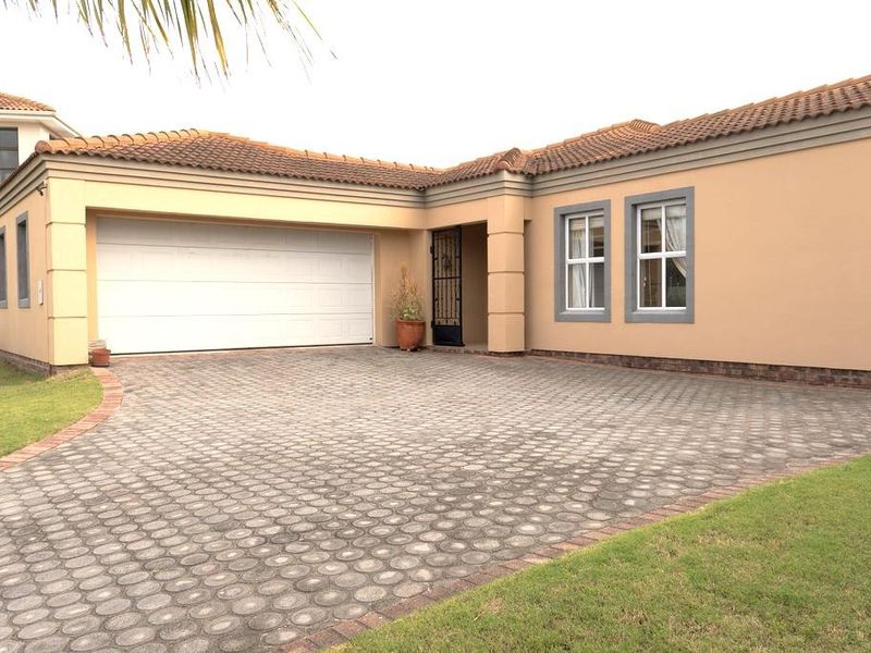 Beautiful Family home in Summerstrand! - Photo 2