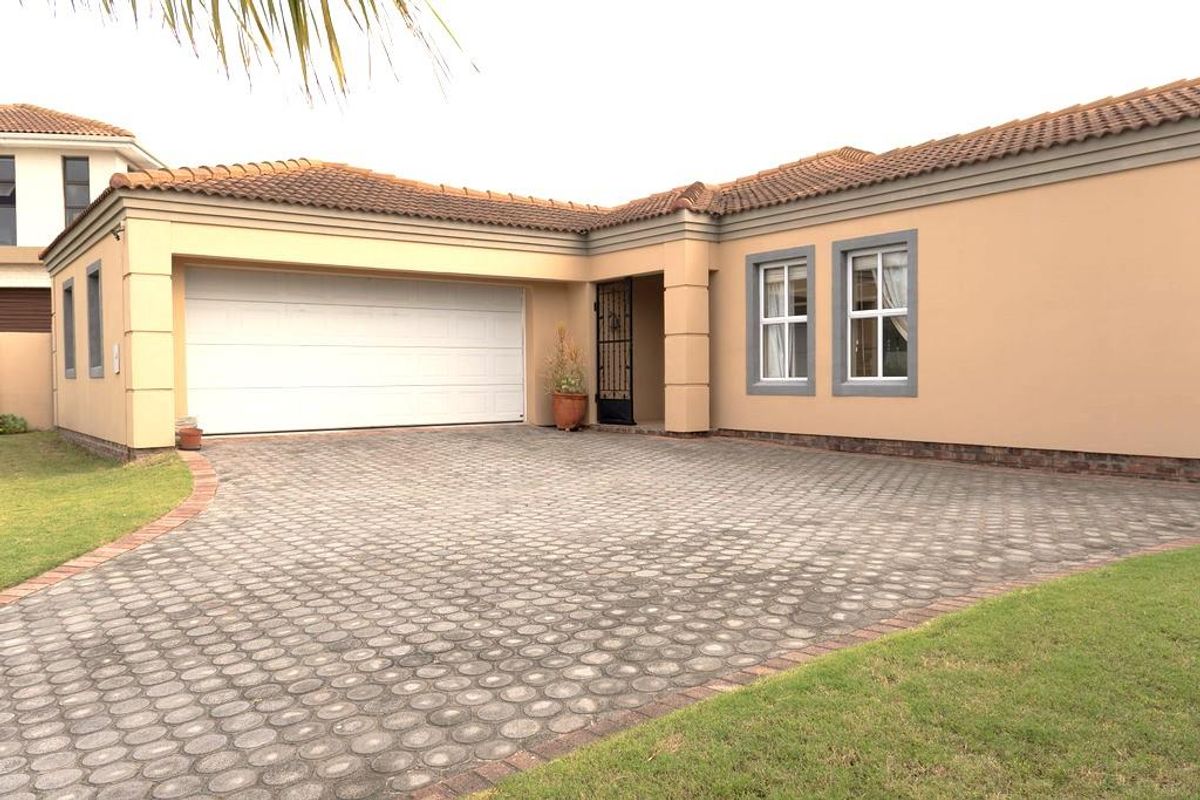 Beautiful Family home in Summerstrand! - Photo 2