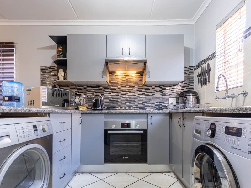 Charming Duplex Unit with Modern Amenities - Photo 10