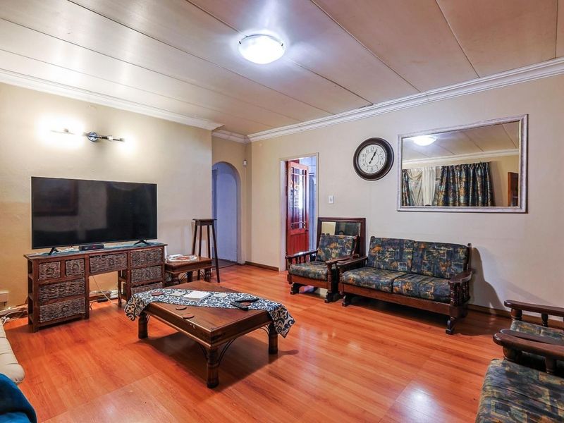 Spacious Family Home with Flatlet - Photo 9