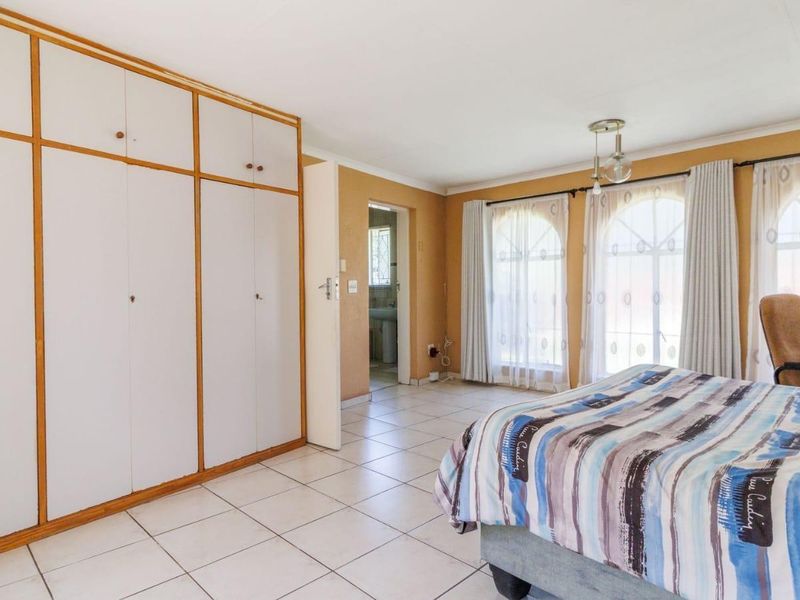 For Sale: Four Bedroom Two Bathroom Home with a Pool - Photo 9