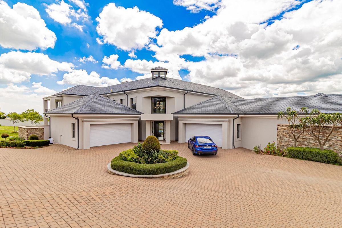 Grand 5-Bedroom Mansion in Prestigious Blue Hills Equestrian Estate - Photo 4