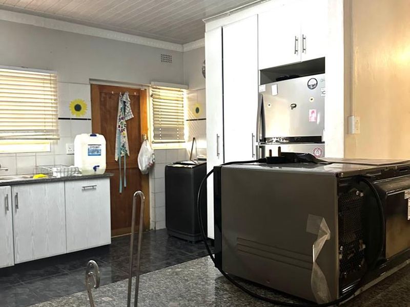 Step into a home that offers both space and versatility, perfectly suited for comfortable family living and effortless entertaining - Photo 4