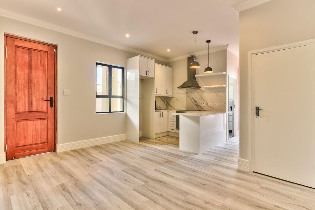 Recently renovated apartment ideal for a young professional or varsity student. - Photo 5