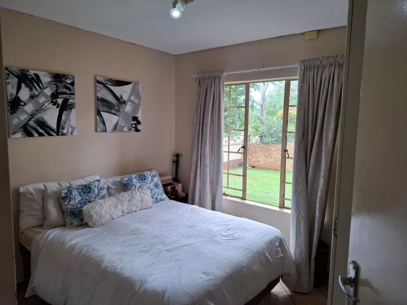 Two bedroom apartment in secure complex - Photo 8