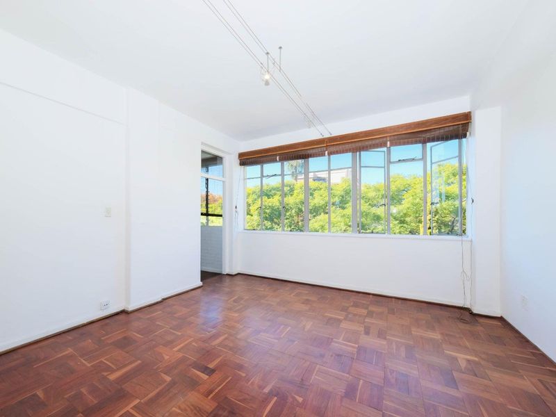 Heritage Complex Earls Court! Negotiable! - Photo 3