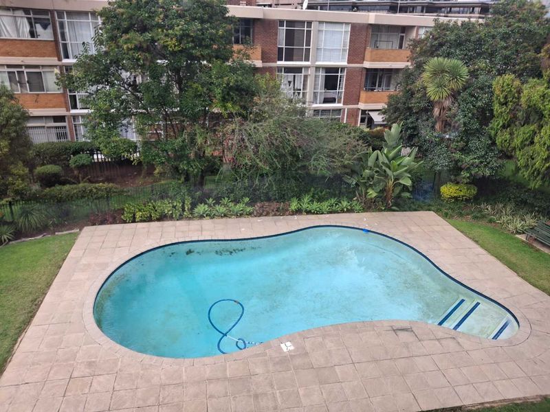 A MAGNIFICENT TWO BEDROOM GARDEN APARTMENT - Photo 2