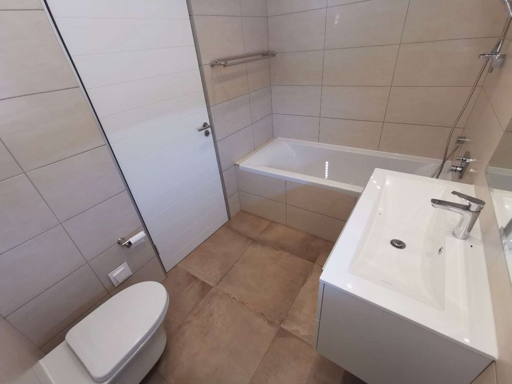 FLAT - BATHROOM WITH BATHTUB 