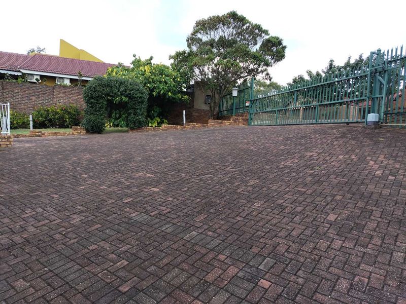 Family home with work from home facilities - Photo 5