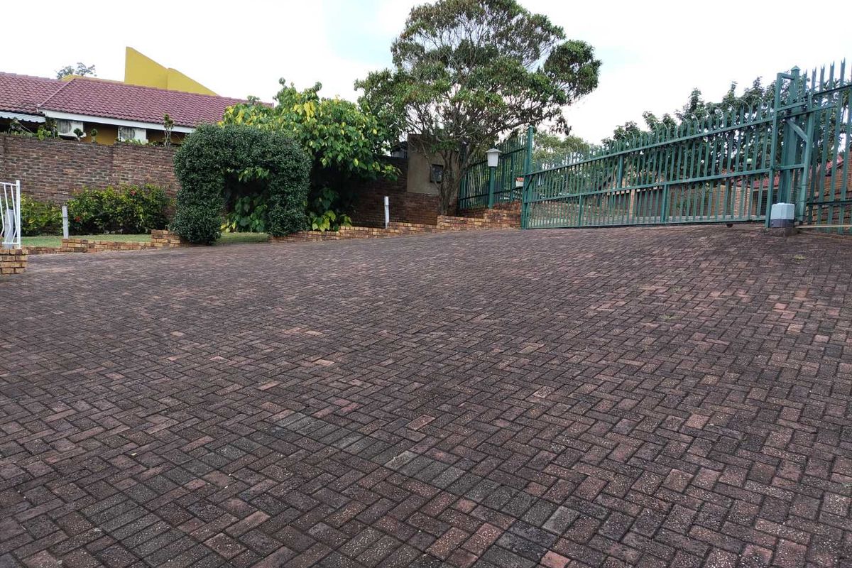 Family home with work from home facilities - Photo 5