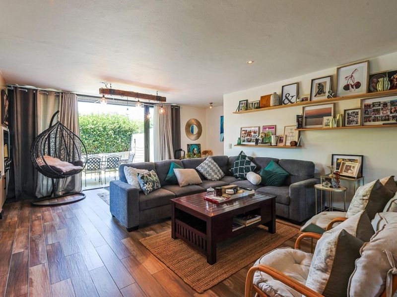 Modern 2 Bedroom Townhouse in Sought-After Lombardy Estate - Photo 6