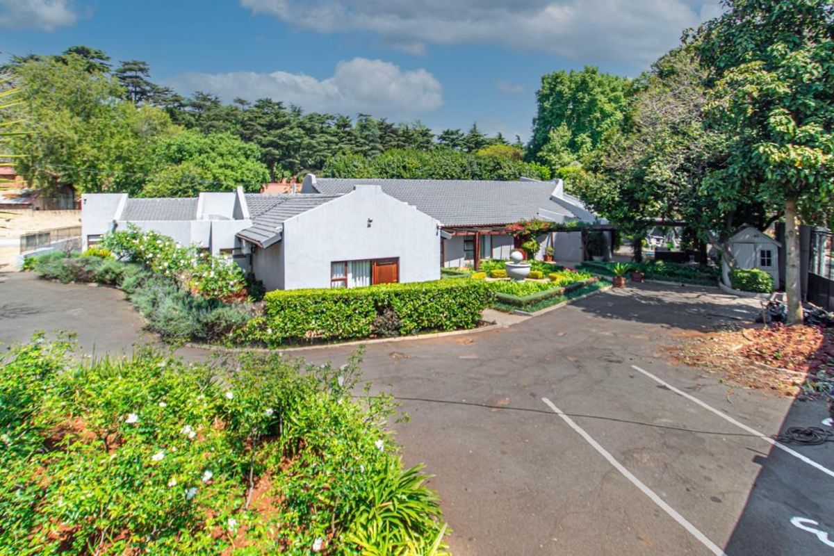 Elegant seven bedroomed house for sale in Houghton - Photo 3