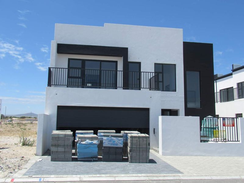 Exquisite Modern Family Residence with Iconic Table Mountain Views - Photo 2