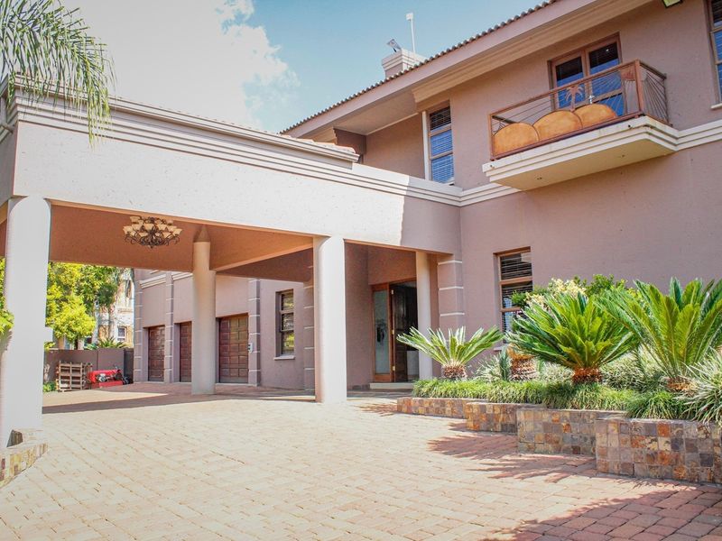 Designed to Impress: The Ultimate Aerorand Family and Entertainer’s Home - Photo 3