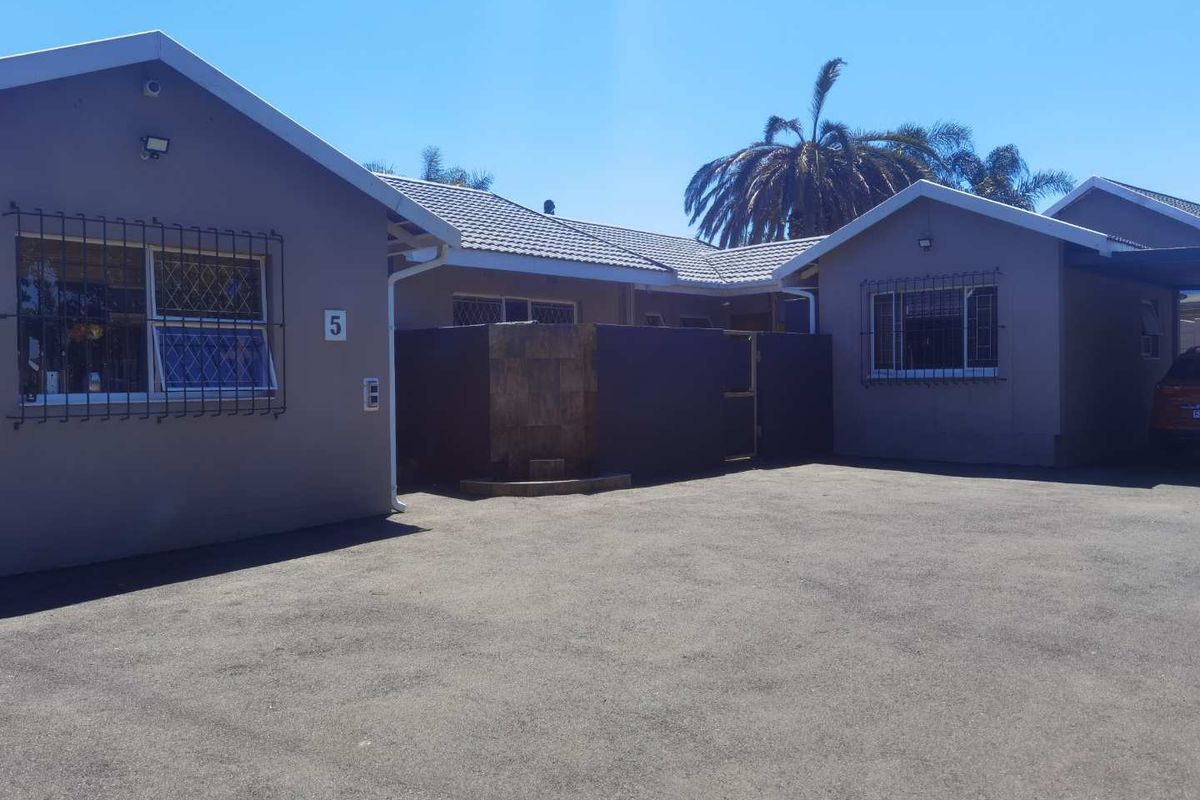 Elegance in an enclosed are in van Riebeeck park - Photo 3