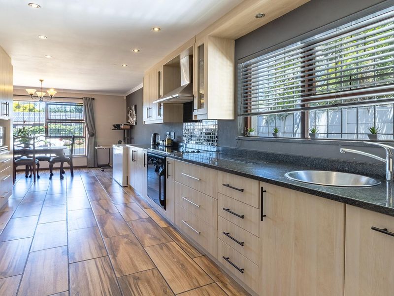 Large 3 Bedroom, 2 Bathroom Family Home For Sale - Photo 7