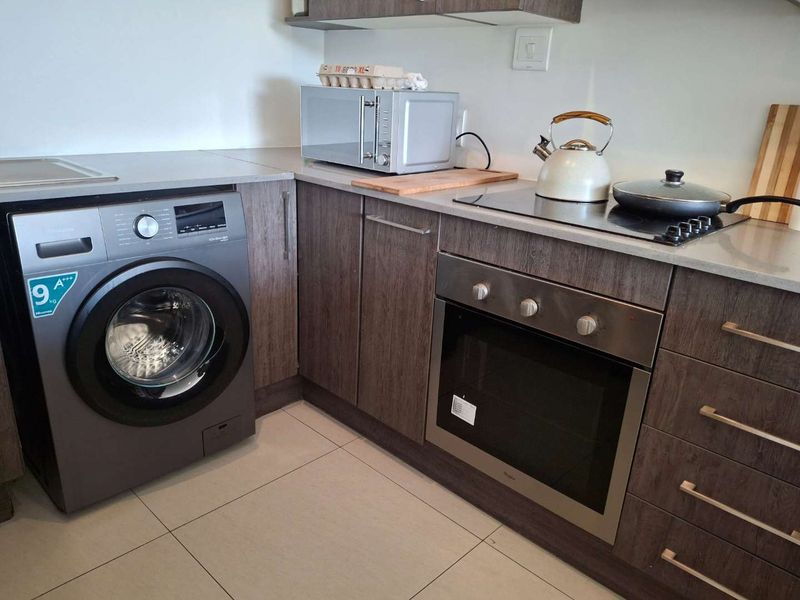 A BEAUTIFUL SUNNY ONE BEDROOM APARTMENT - Photo 8