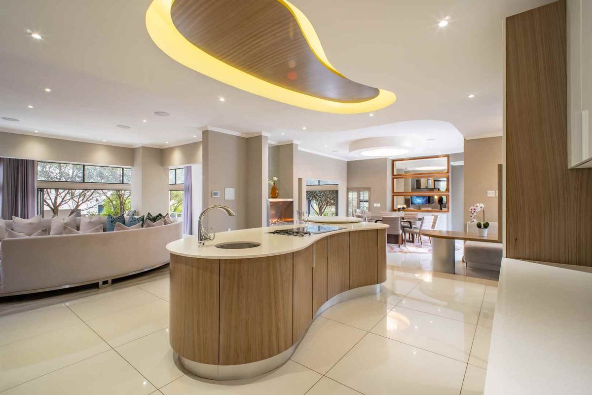 🏡 Exquisite 5-Bedroom Luxury Home To Let in Helderfontein Estate - Photo 4