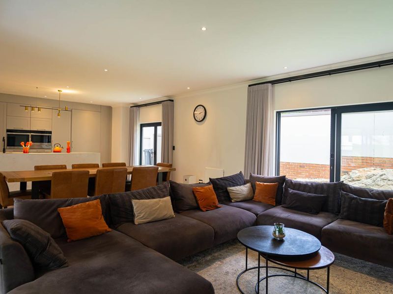 Luxury Four Bedroom Ensuite Home in Exclusive Bryanston Development - Photo 7