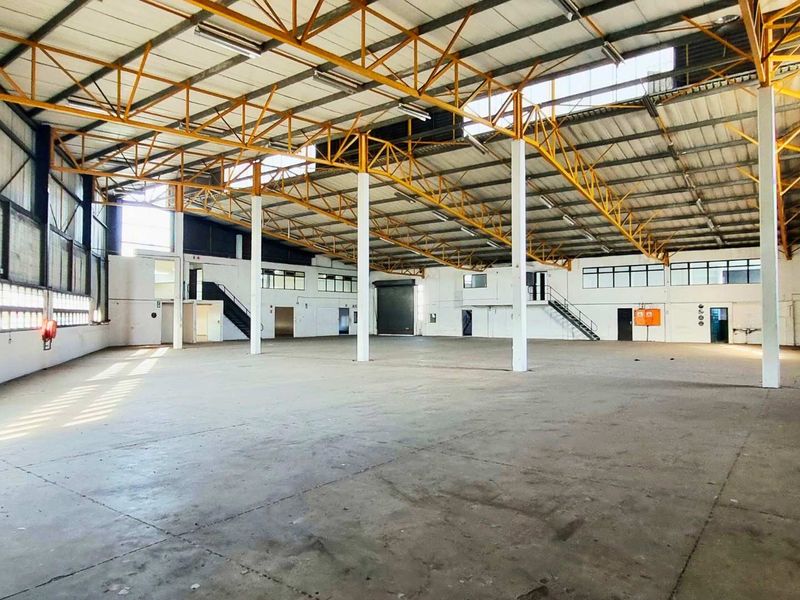 Redhill warehouse with 250 Amps power, offices and secure access. 1,616m2. Immediate occupation. Prime logistics corridor. - Photo 3
