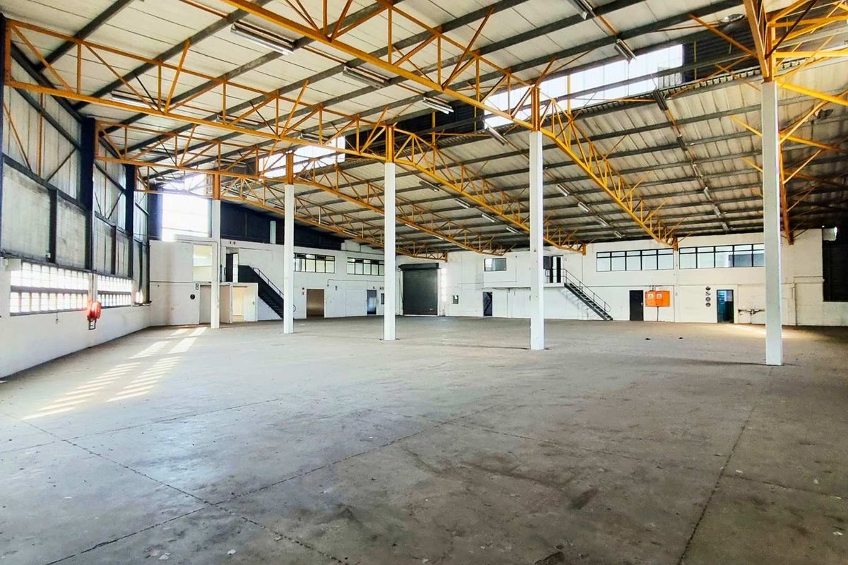 Redhill warehouse with 250 Amps power, offices and secure access. 1,616m2. Immediate occupation. Prime logistics corridor. - Photo 3