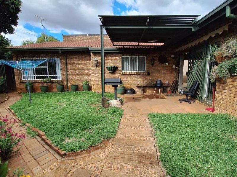 Cosy 3-bedroom house in secure estate in Faerie Glen - Photo 2