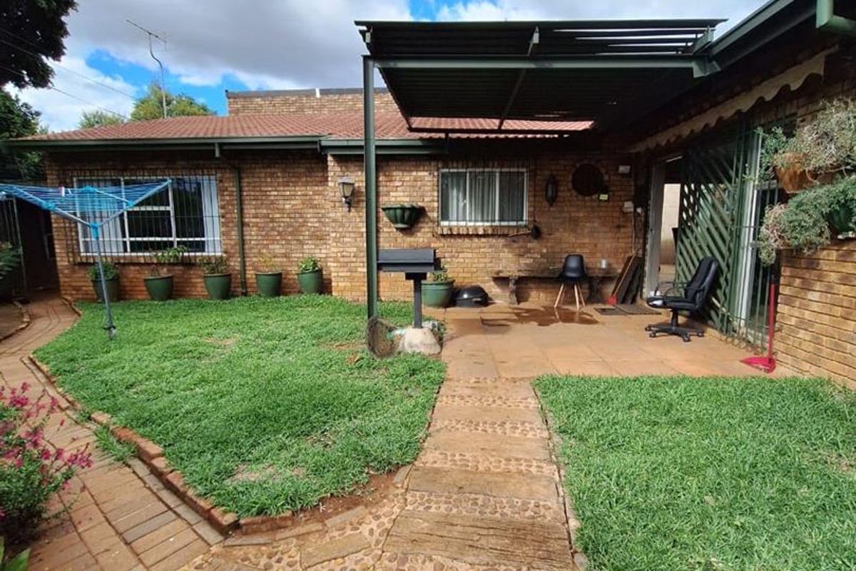 Cosy 3-bedroom house in secure estate in Faerie Glen - Photo 2
