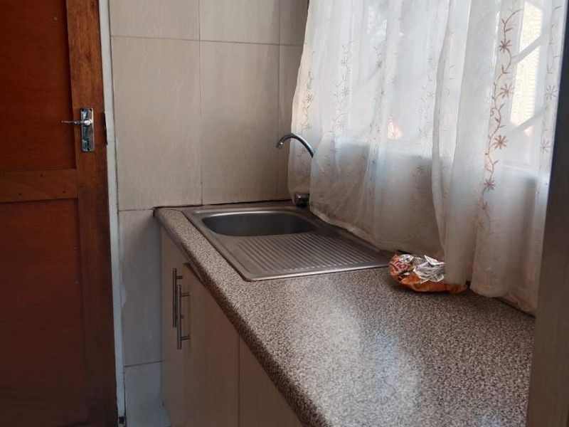 Two Bedroom 1 Bathroom Simplex To Let - Photo 5