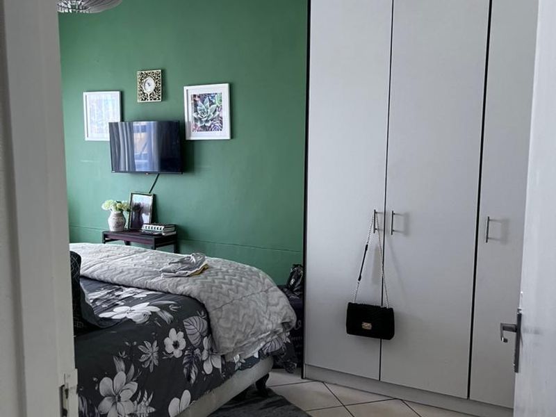 Spacious Corner Townhouse - Photo 3