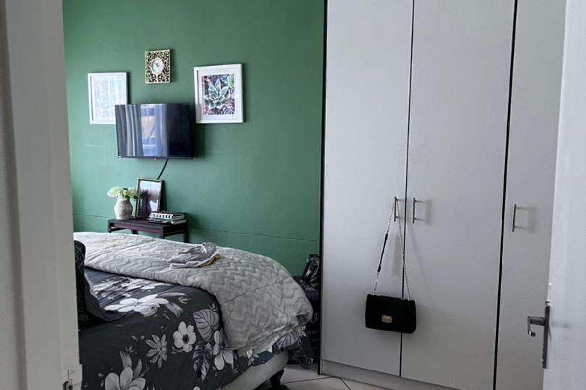 Spacious Corner Townhouse - Photo 3