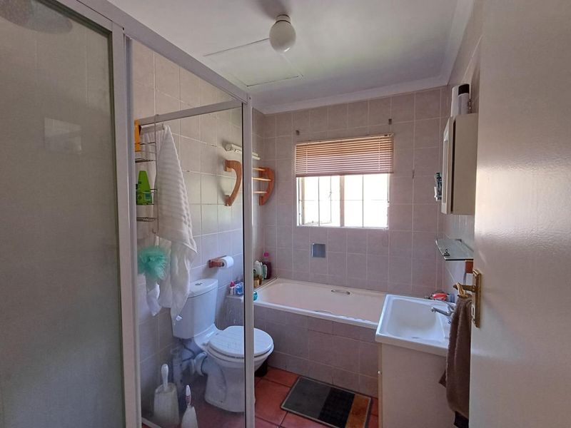 Charming Pet-Friendly Duplex with Enclosed Garden - Photo 10