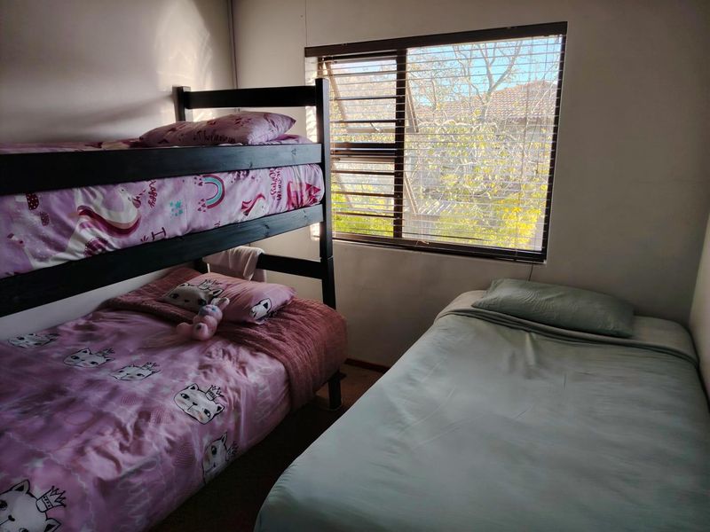 Three-bedroom townhouse in a secure gated complex in Vredenberg Bellville. - Photo 10